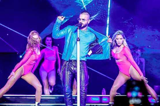 Maluma se conquista al público grancanario con un espectáculo de energía y efectos pirotécnicos (Foto TA)